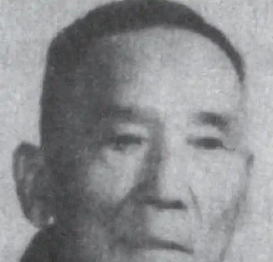 1950年11月，36军军长刘万春接到通知到北京参加会议，可是刚下车，就看到几名