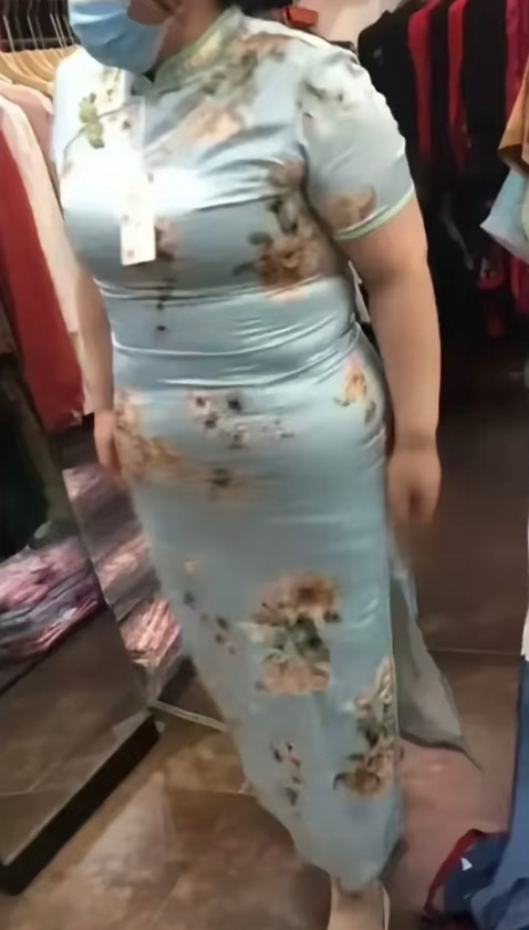 明天侄子结婚，老公特意叮嘱我让我买身像样衣服撑场面，我寻思着买件旗袍。中午吃多了