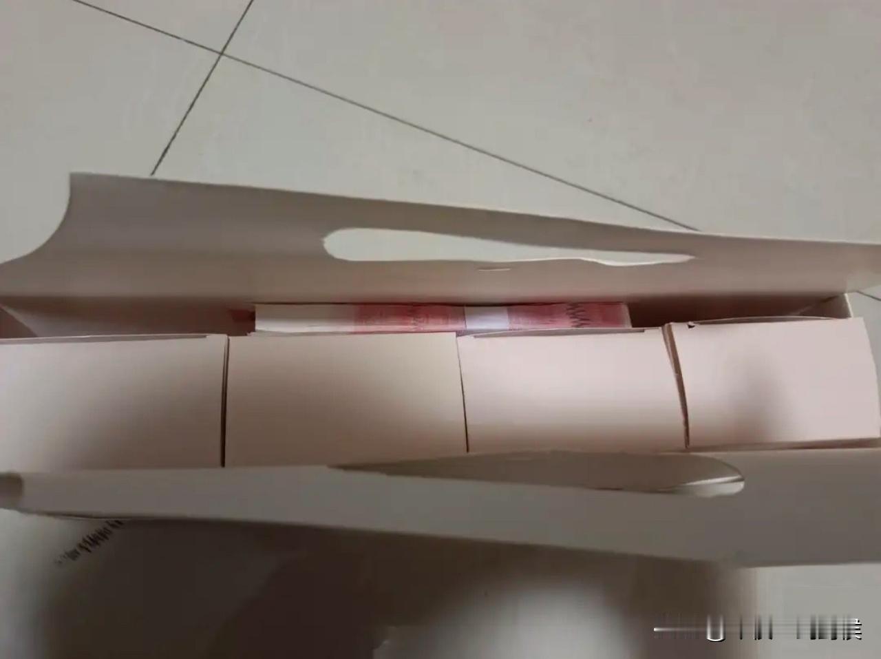 昨天，女领导约我晚上吃饭。女领导跟我说了一句：你呀，真经不住考验！她拿出一张