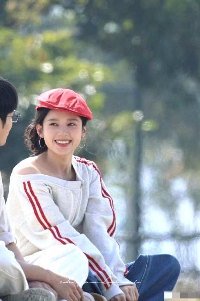 救命！张婧仪的台偶妆造居然是菜市场风？但她偏偏能把这种接地气的穿搭，穿出溢出屏