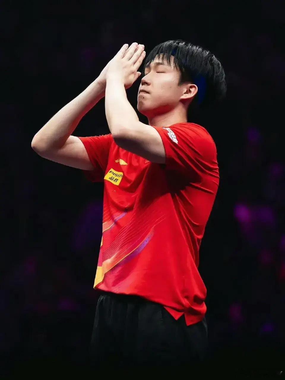 王楚钦担任国乒男队队长后，对他自己有三大影响，具体如下:1.赛场位置正式坐稳男队
