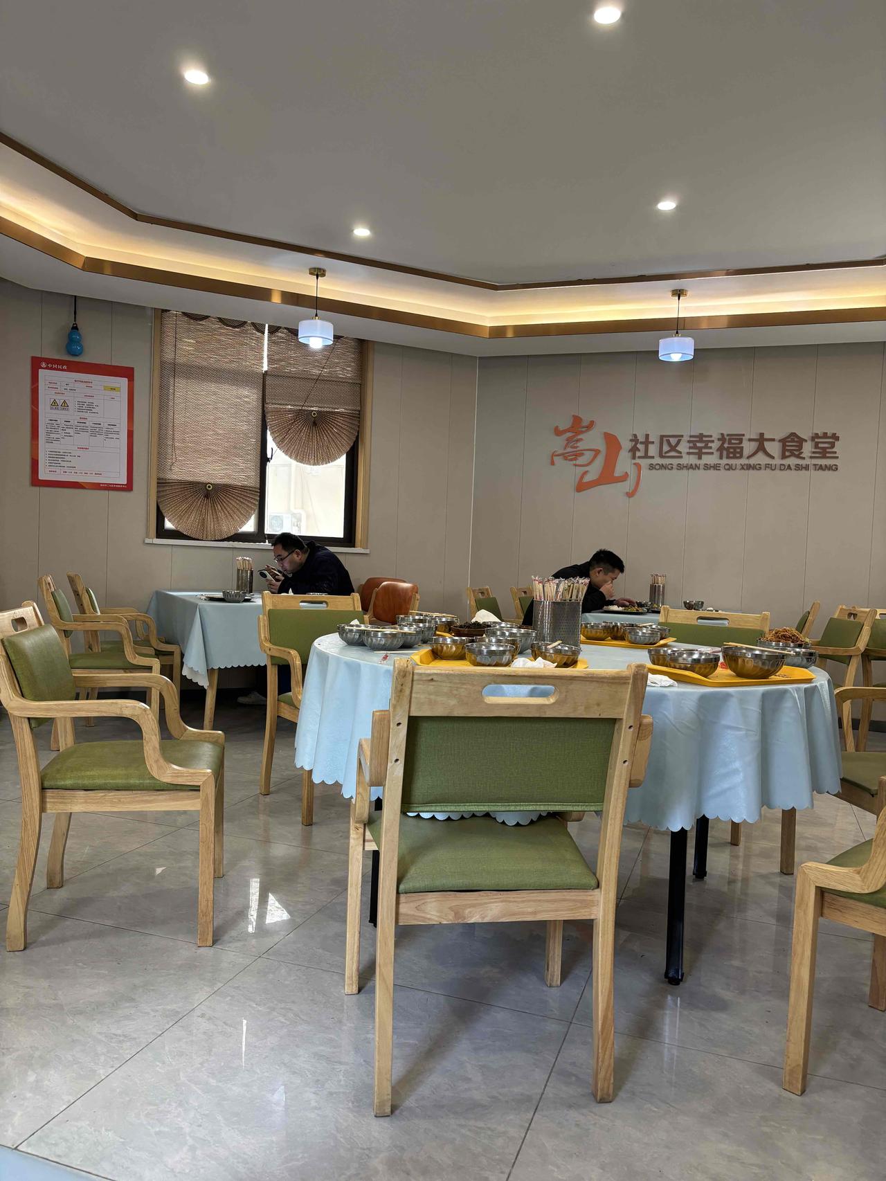 分享我这周有趣的事：今天午饭：一个素拼、一个梅菜扣肉、一个蒸鱼块、一碗卤面和一碗