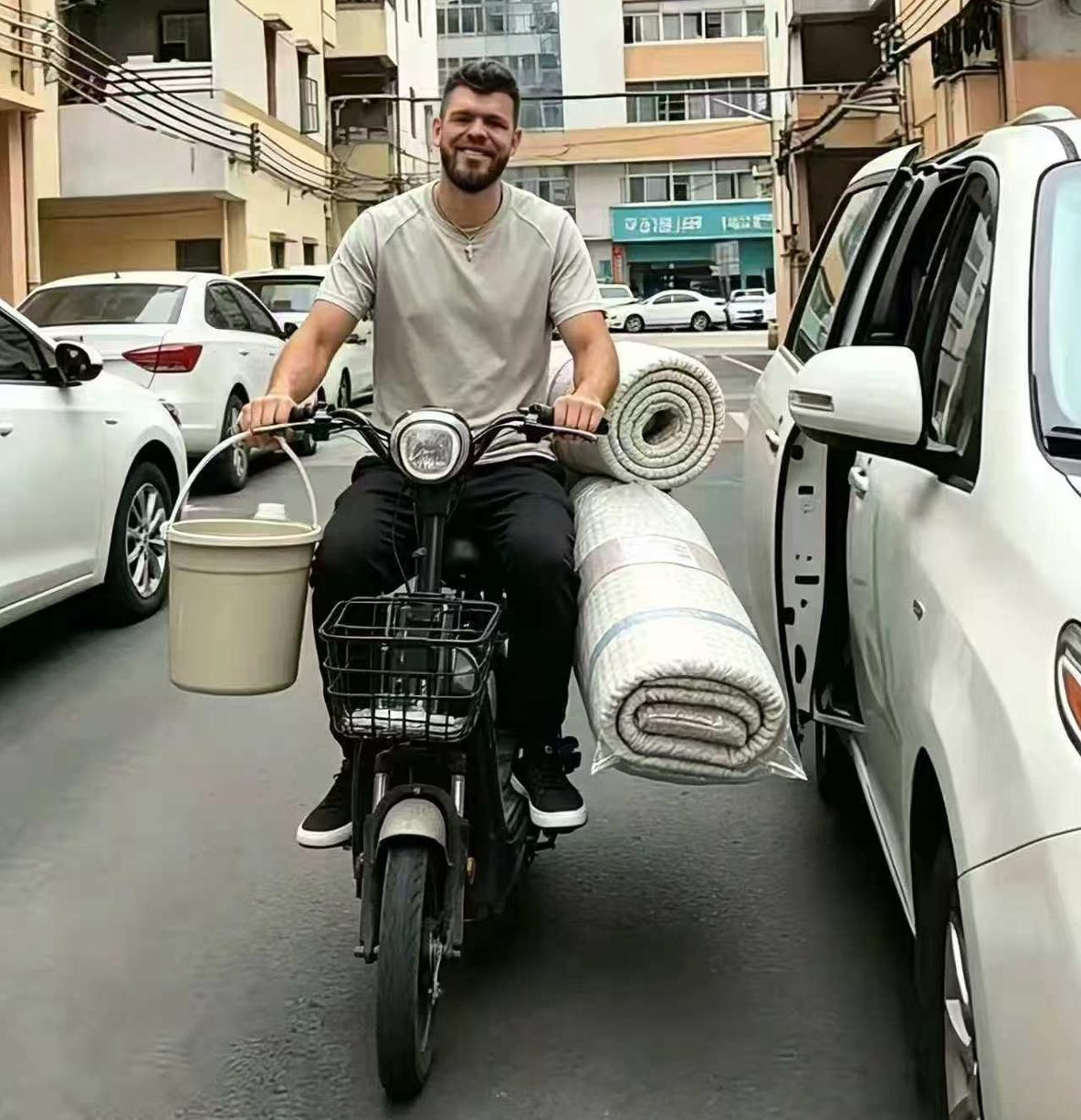 广东队最新消息，2米11新外援抵达东莞，借队友的电动车，去买了床上用品……在刚