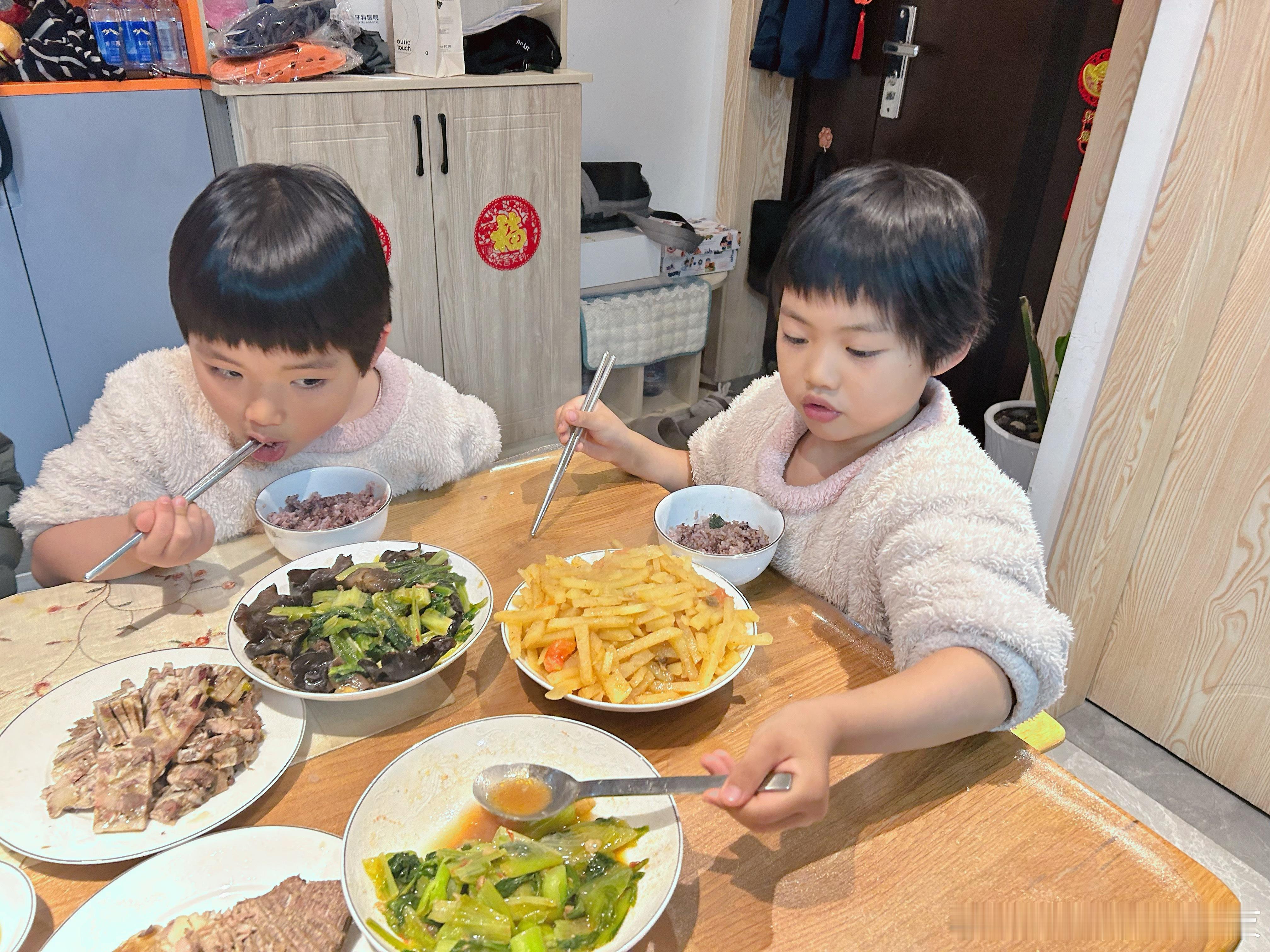 今天是妈妈晚餐：卤牛肉、凉拌猪头肉，加几个猪肉臊子炒菜、简单营养。我今天中午吃的