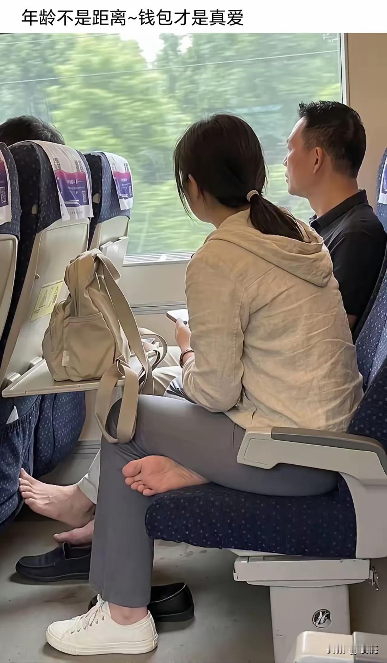 火车上为啥女人爱脱鞋！这可能与生活习惯有关，女士穿拖鞋和凉鞋的多，走路累了，脱