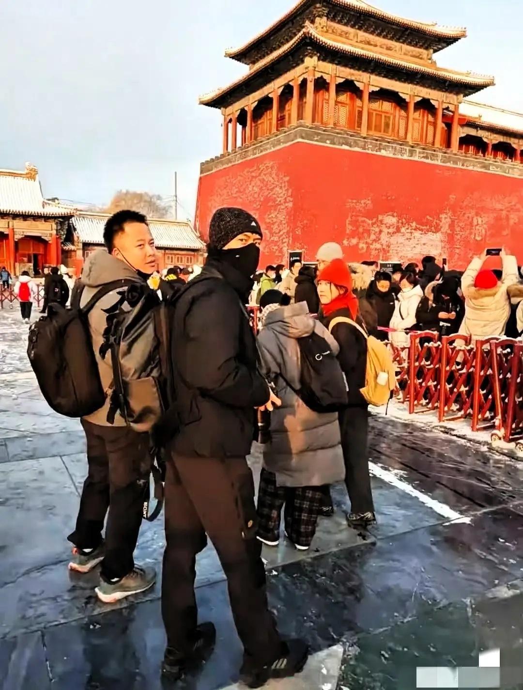 有网友在北京偶遇李现拍初雪，以前还真不知道他这么爱摄影，简直是深度爱好者！