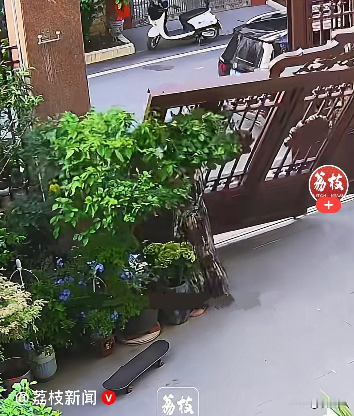 近日，湖南永州魏女士从外面进屋，像往常一样推拉家里的轨道大门，把两扇大门慢慢合拢