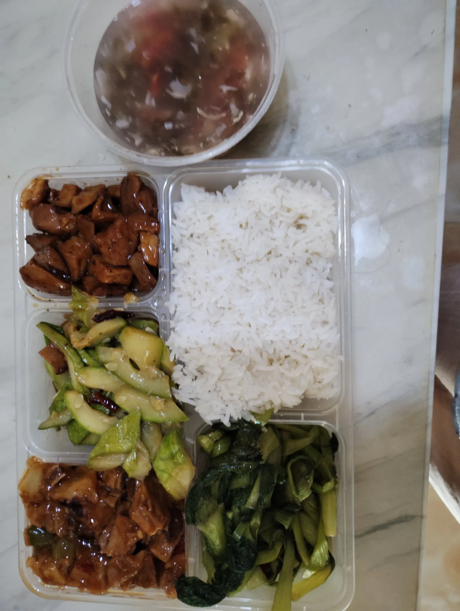 品尝大酒店的盒饭！13元一份2荤2素，送一盒汤！
