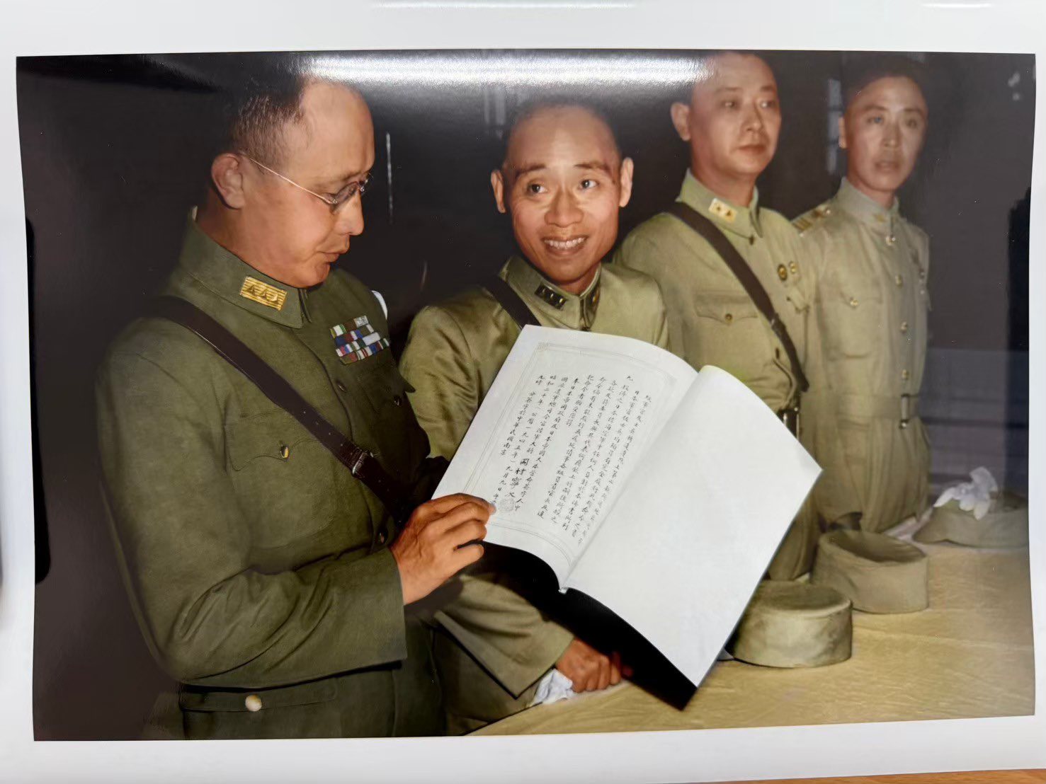 这组老照片清清楚楚拍下了南京受降的光荣时刻，1945年9月3日，在南京的大礼堂里