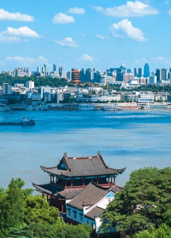 今年夏天的武汉确实热，热的让人心情不美丽。武汉已经有近40天连续高温，创下了历史