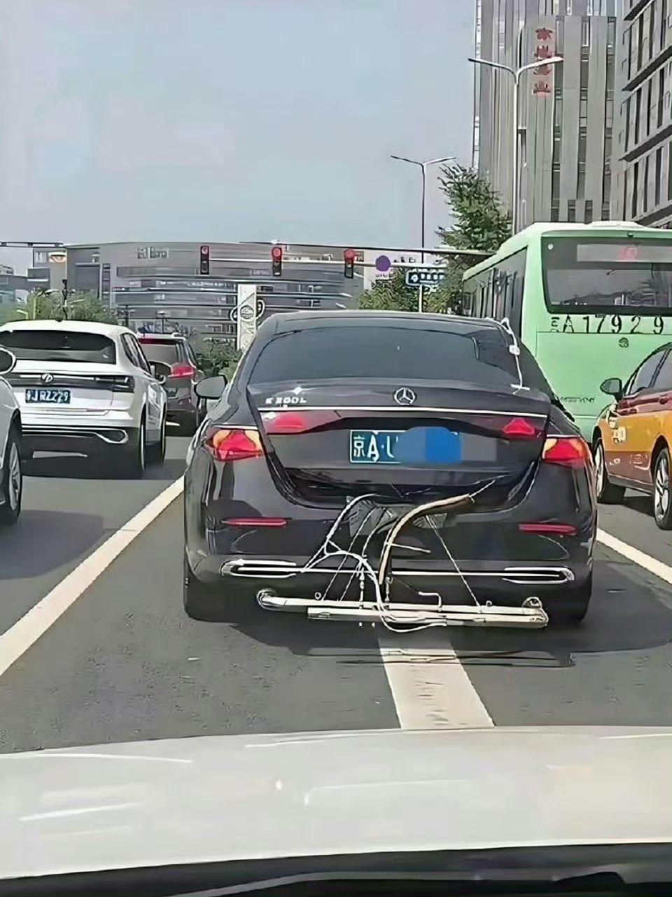 交警叔叔估计头都大了这查还是不查好啊