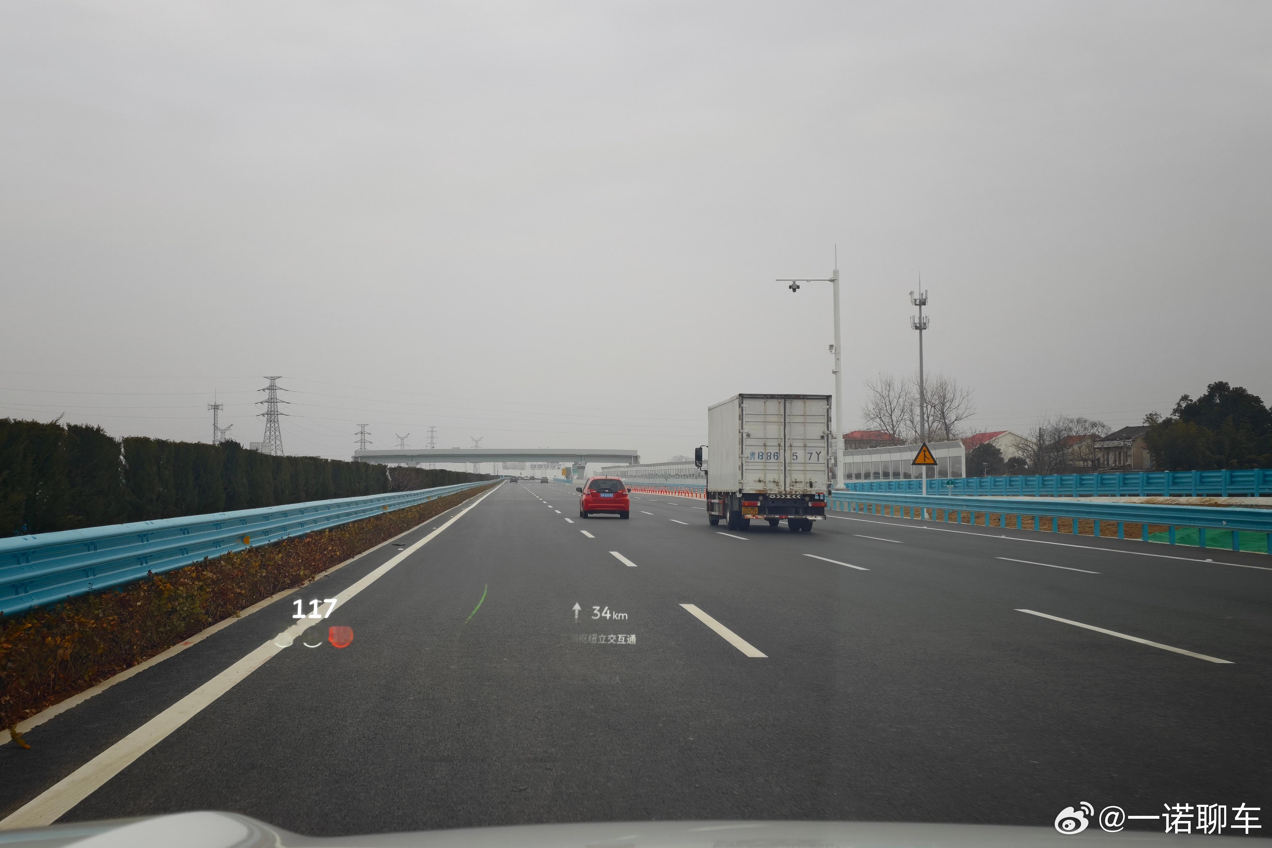 武黄高速扩宽通车了现在双向8车道真牛一马平川的感觉就是现在又开始重新收费了