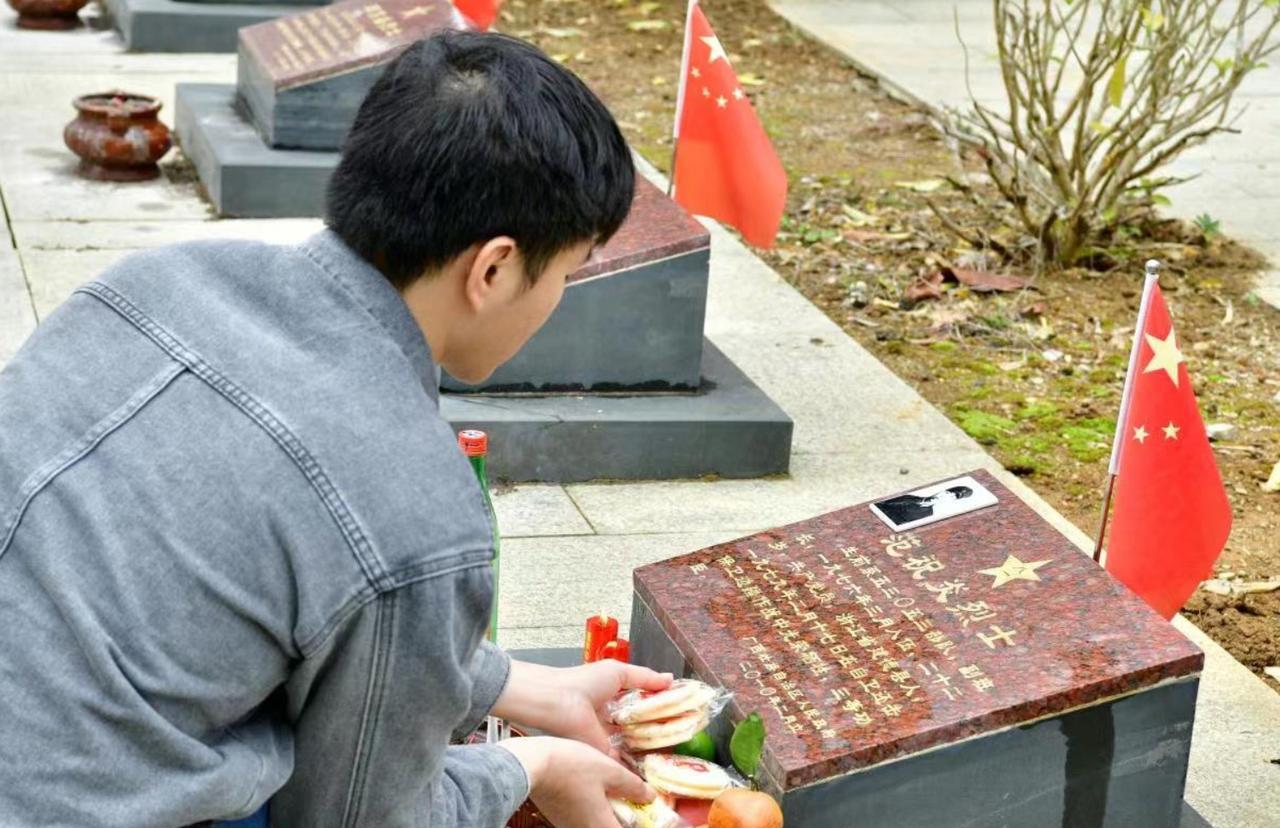 2022年，广西一小伙丧失了对生活的热情，某天，他散步至烈士陵园，注视着一块块烈