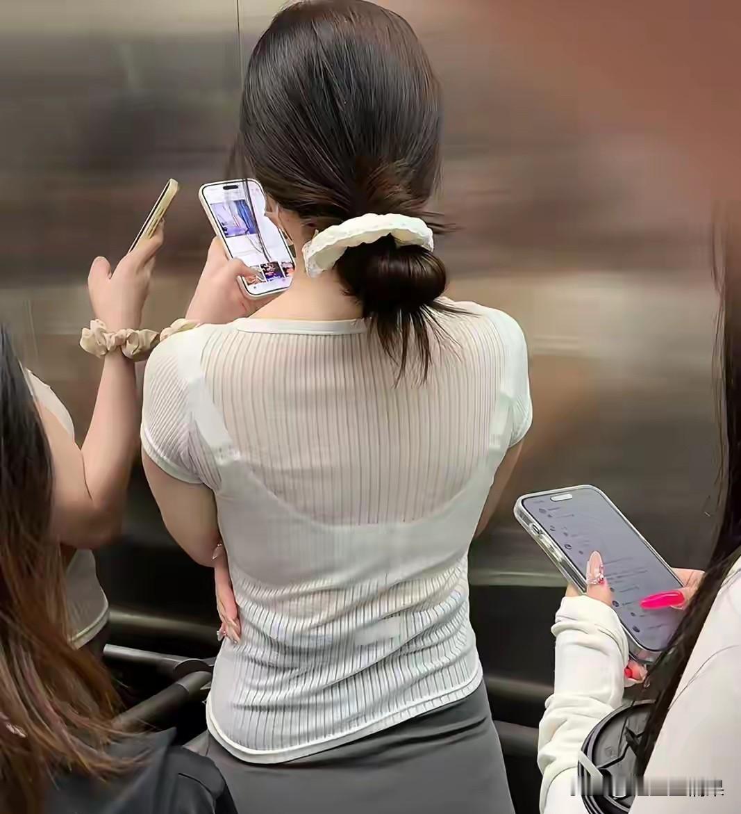 在电梯里面遇到的妹子，非常有气质，很想要到她的联系方式。朋友们这种情况下，我该