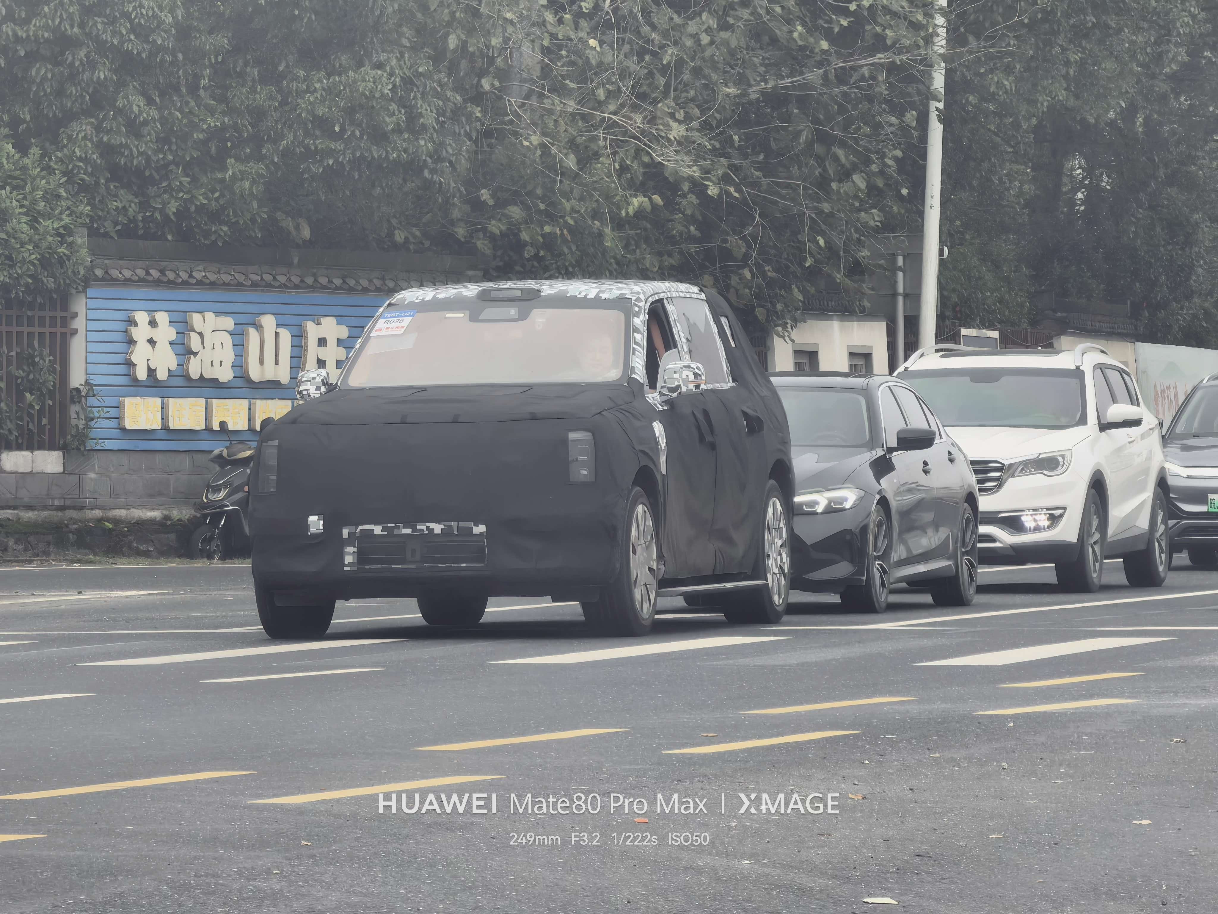 就这么开着窗，也没人拍拍内饰，太可惜了[墨镜]鸿蒙智行​​​