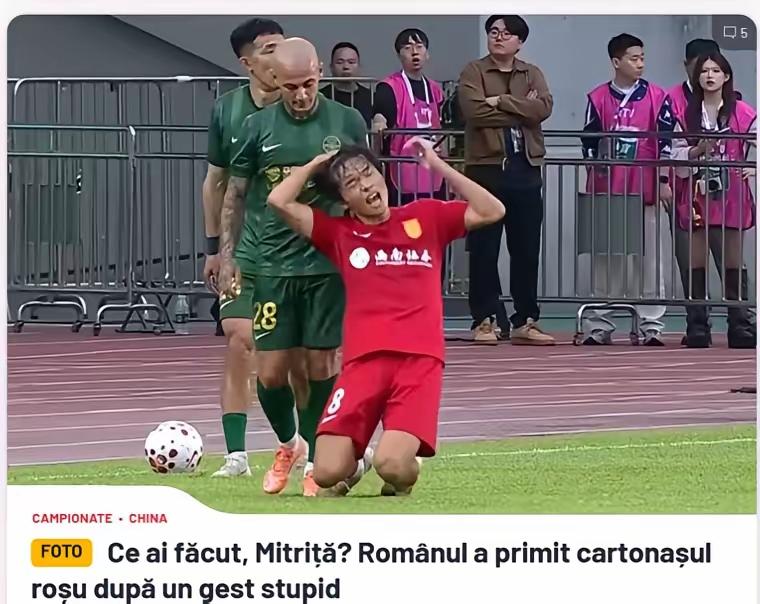 浙江足球队的米特里策在足球场上的揪头发行为太恶劣了，在上半场就要这个行为，裁判应