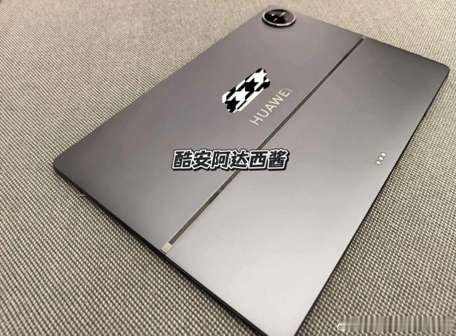 华为确实很夸张这种设计逻辑简直是鬼才。疑似新款平板电脑二合一。鸿蒙系统简直是平板