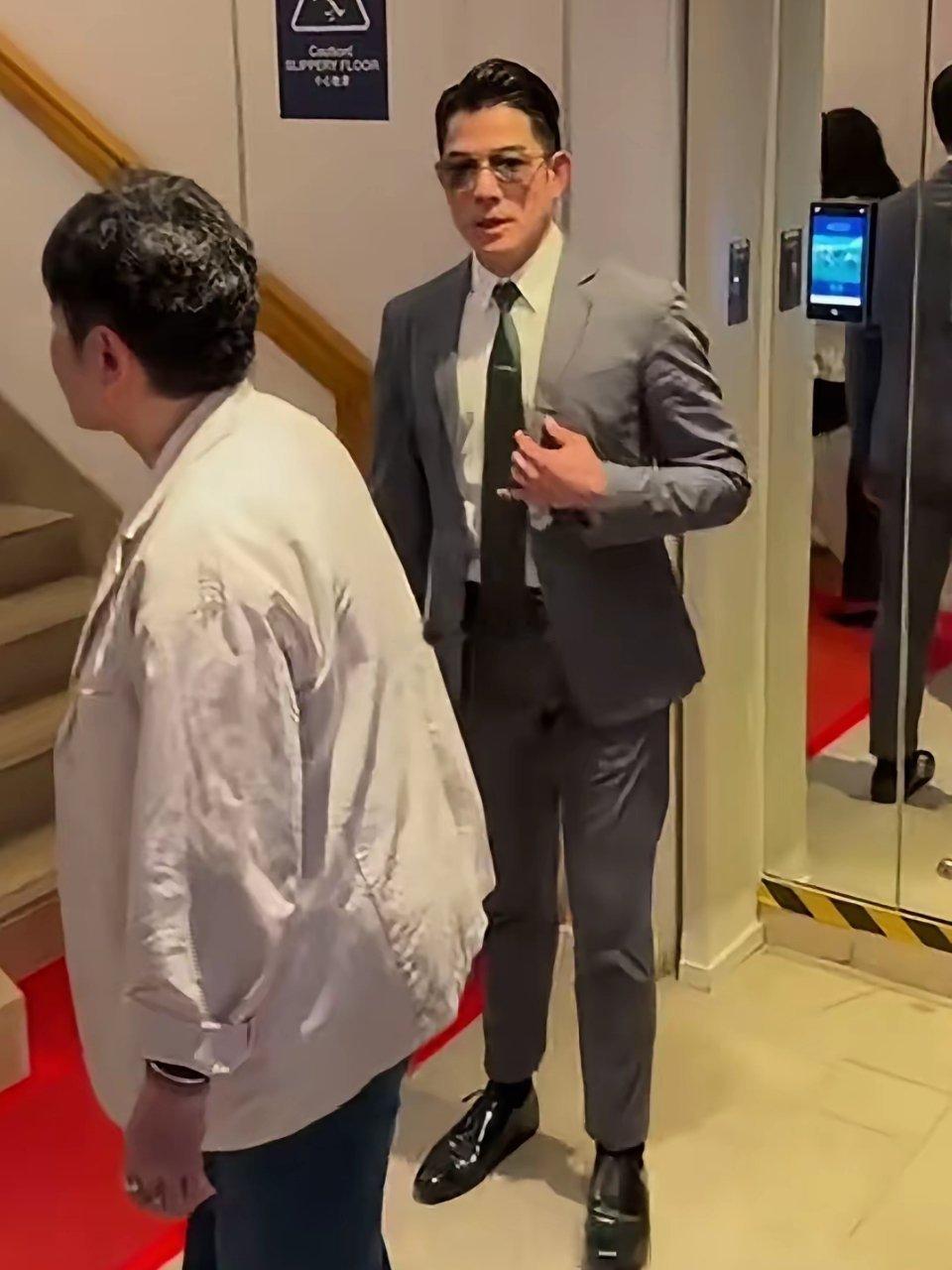 郭富城，为什么每次出镜都穿这么短又瘦的裤子，这样感觉显得腿更短