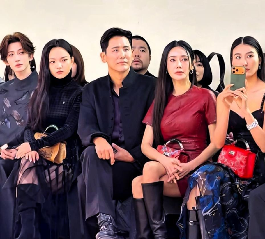 秋瓷炫和于晓光看秀，夫妻俩太般配了，帅哥靓女真养眼！有一说一，中国观众很喜欢秋瓷
