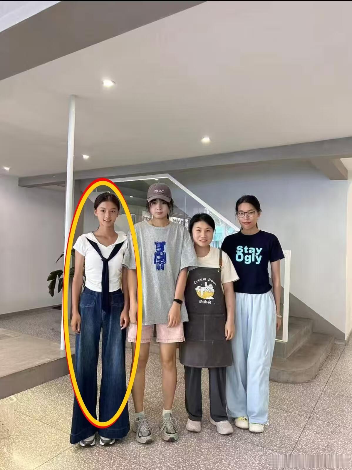 于正刚签的新人感觉也没有很上镜啊……感觉真的有点普通了​​​