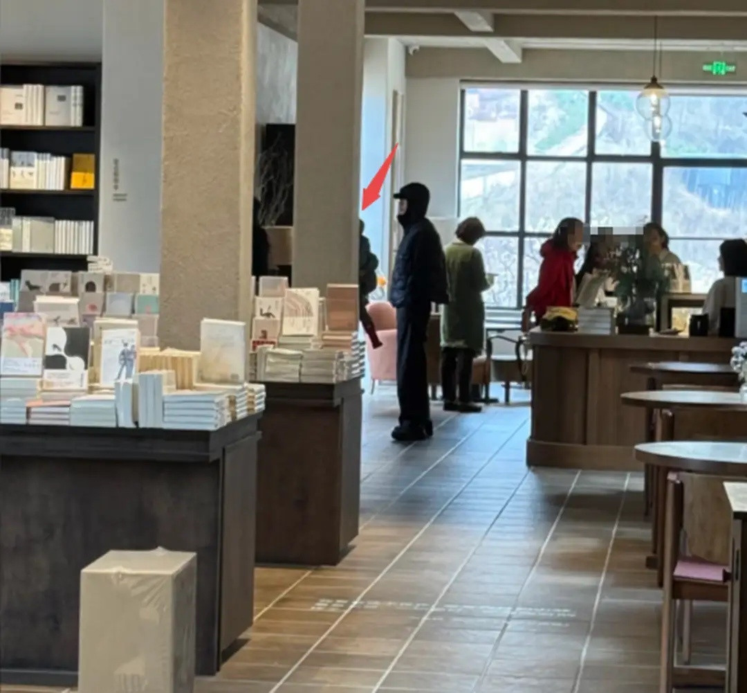 魏晨一家五口度假被偶遇！183身高太惹眼，夫妻轮流抱3岁儿子超宠！