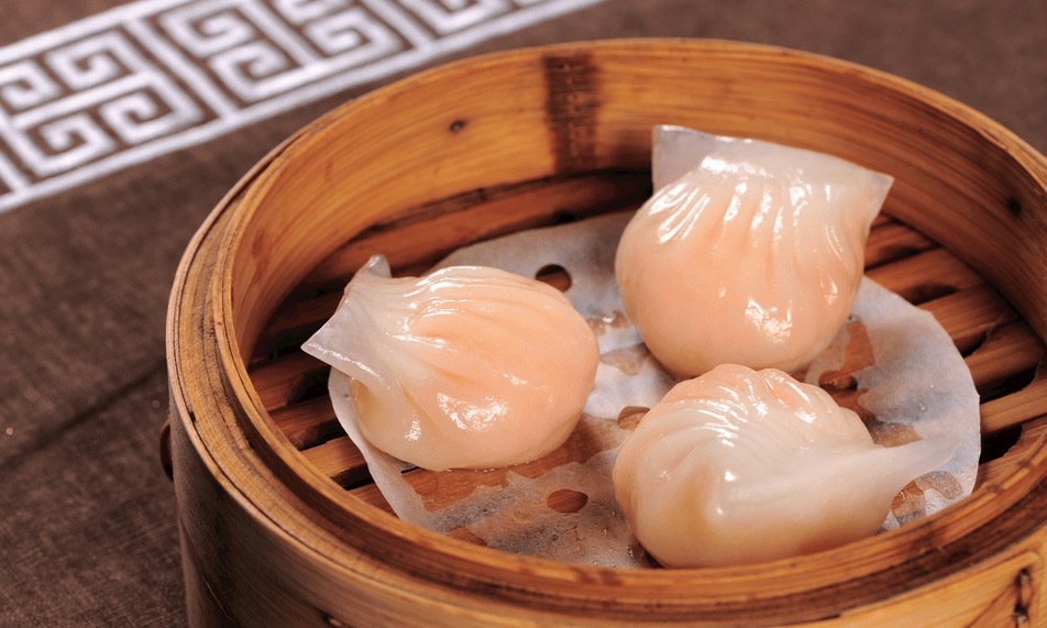 虾饺是早茶“门面”，13褶澄皮裹鲜弹虾仁；烧鹅乃烧腊顶流，荔枝木烤得皮脆肉嫩，二