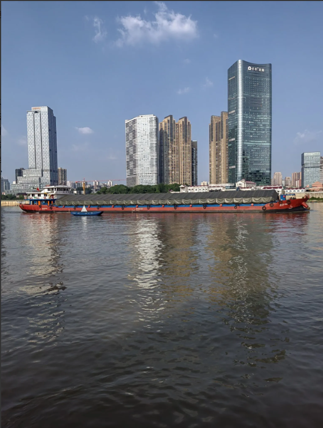湘江的航运价值当下湘江正值丰水期，在湘江长沙橘子洲段，一艘由北