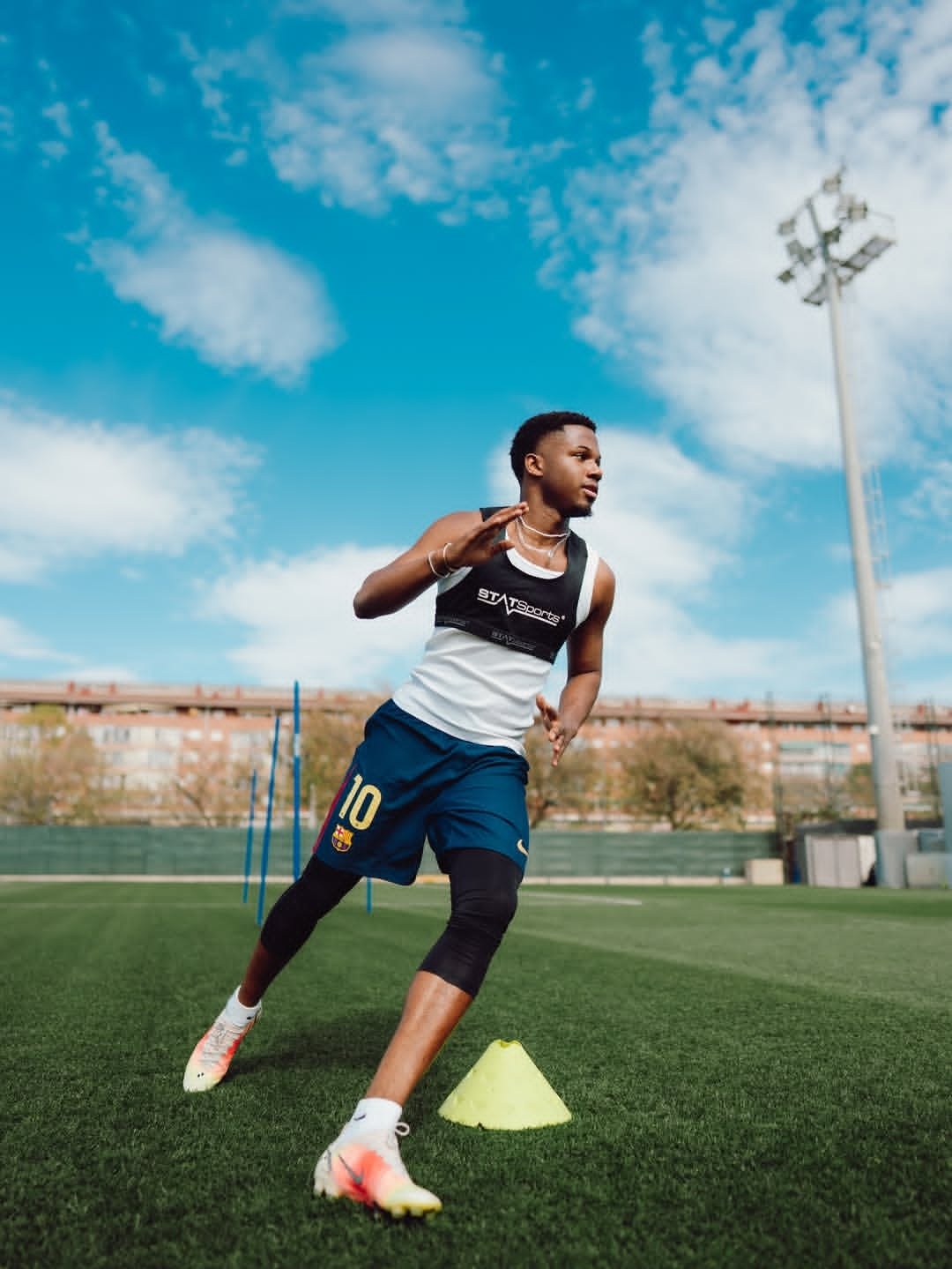 博格巴和法蒂在巴塞罗那训练。巴萨至死不渝红蓝魂