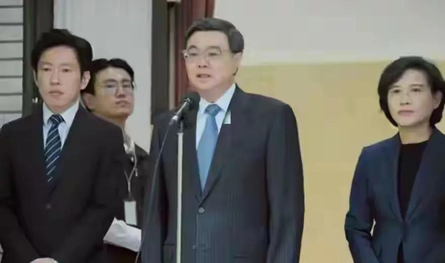 一波未平一波又起，卓荣泰再次摊上事了，一绿要员确认辞职！由于卓荣泰在面临油问题