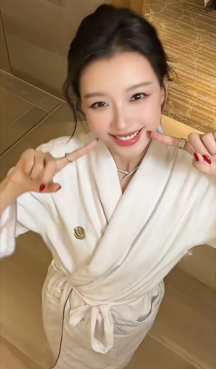32岁孙怡穿浴袍+拖鞋跳手势舞！脸小巧精致，状态好得不像宝妈​​​