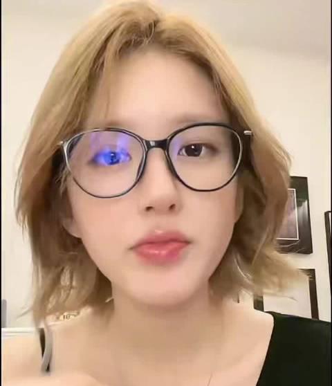 赵露思硬刚资本的底气来自哪里？过去不知道，现在总算明白了。她背后，没有更大的