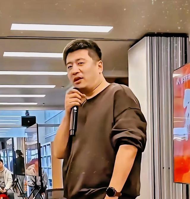 相亲遇到个普信女，刚坐下就要求男的买包买首饰，说自己是慢热型。男的也是个狠人，直