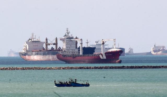 炸了！霍尔木兹海峡被堵死，这可把沙特彻底急坏了，赶紧把原油出口转到红海，这一转不