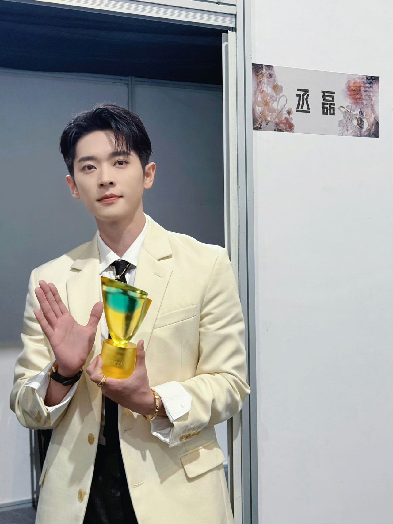 丞磊王影璐你俩拍一部吧拜托内娱给个机会！丞磊和王影璐这张合影值得一部专属作品。