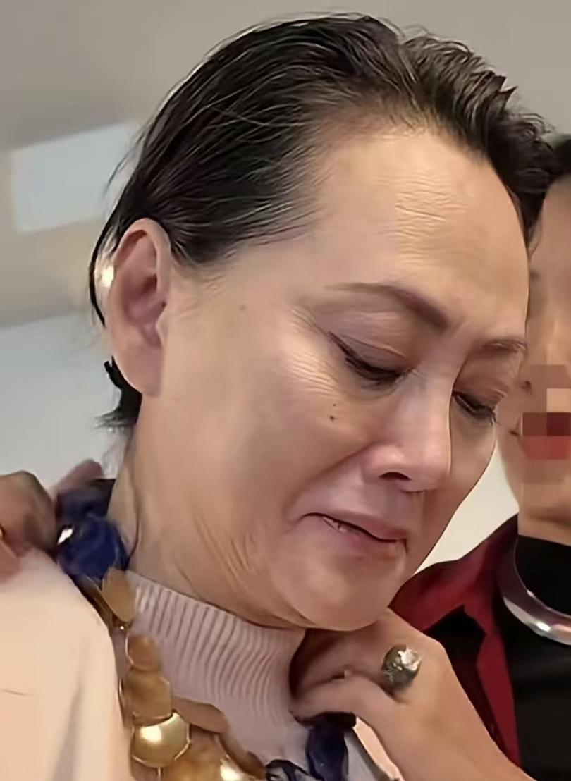 看有人说宋佳老了，我想说的是，就20岁小姑娘这么近怼脸拍，脸也得很粗糙，没有一个