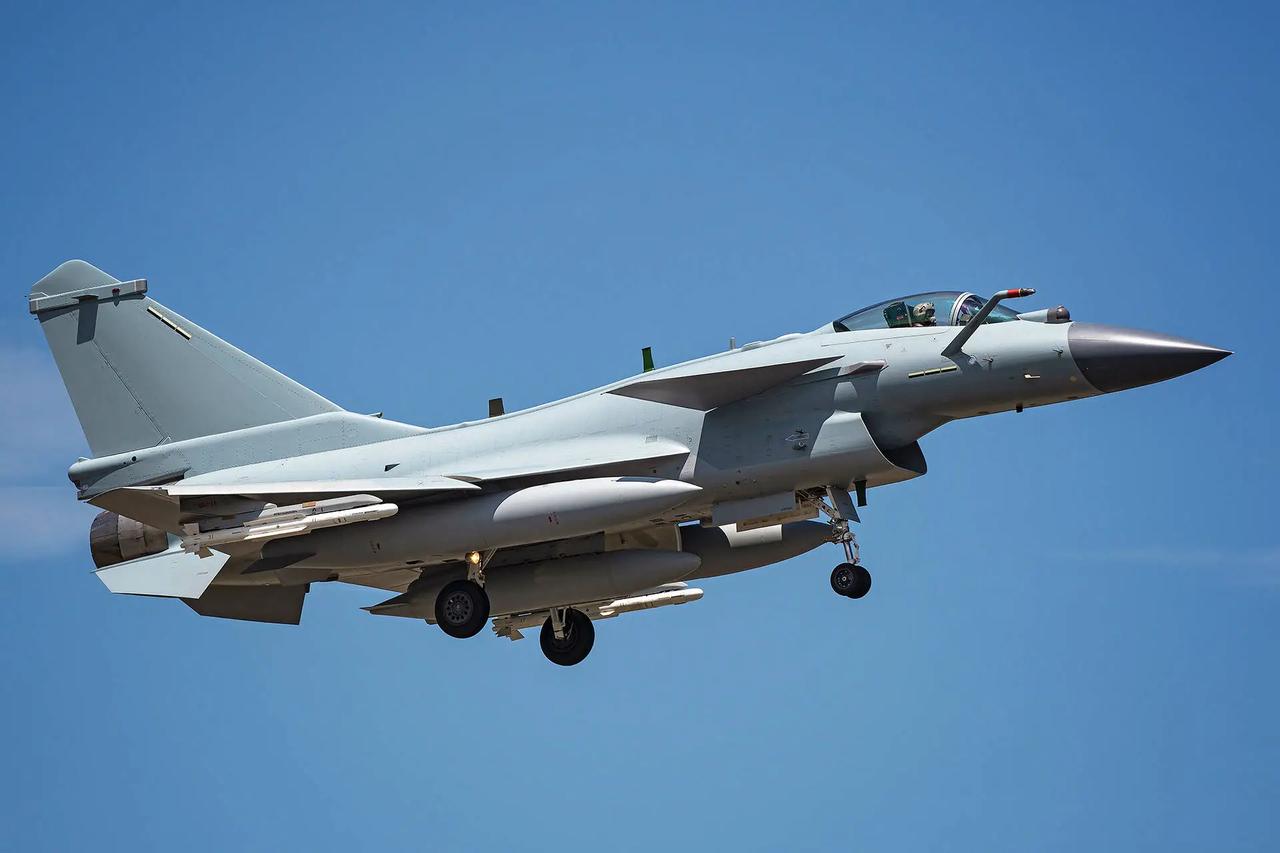 从表面看，印尼转向采购韩国KF-21战斗机，似乎意味着对中国歼-10CE兴趣下降