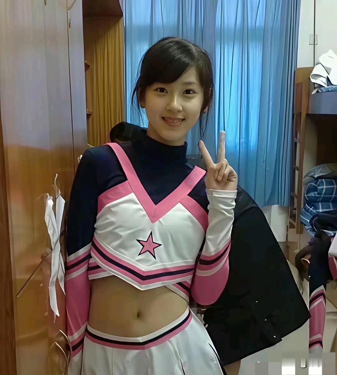 京东老板娘章泽天的前世今生。前两张是学生时代的章泽天最后一张是现在的京东老板