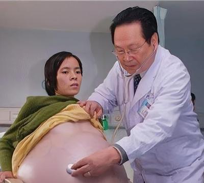 🌞2009年，怀胎12个月的女人，在丈夫的陪同下，挺着巨肚，来到了广州医院