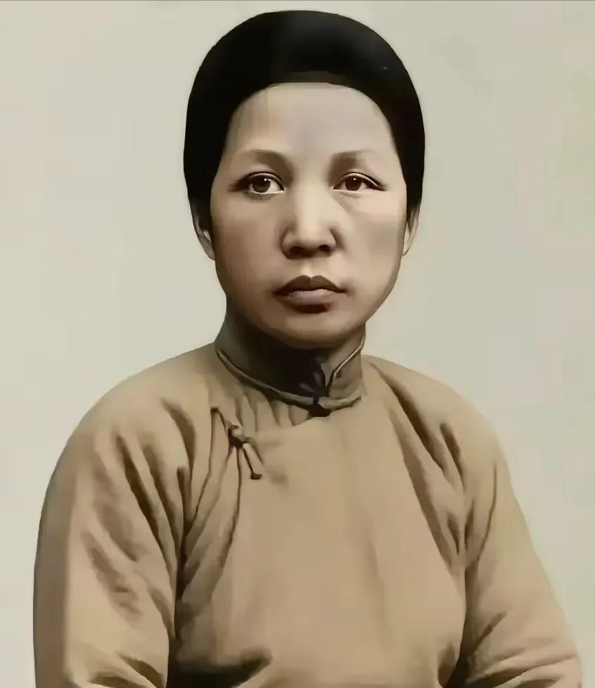 毛主席的母亲文七妹，她一生默默操持家务，抚养儿辈，淳朴善良，极富同情心，她对毛主