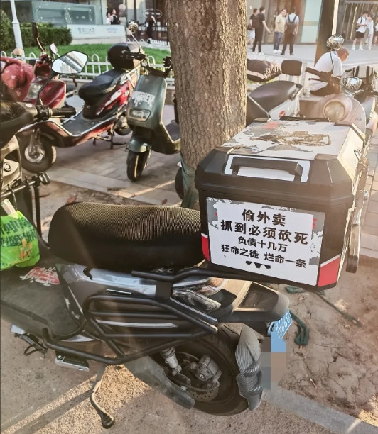 警察叔叔估计头都大了，这管还是不管好啊。[捂脸哭][捂脸哭][捂脸哭]
