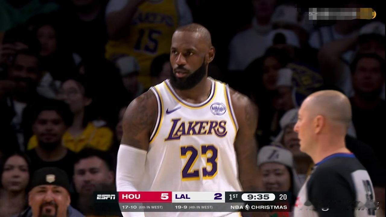 湖人巨星詹姆斯真是伤心欲绝！今天湖人在主场以96：119惨败于火箭，吞下了一场非