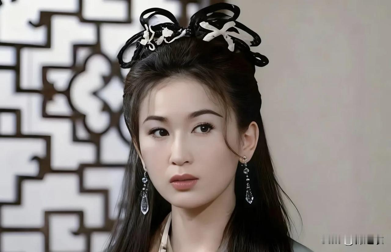 温碧霞版本的妲己我反正讨厌不起来，因为西伯侯的预言，妲己从小被父亲训斥，不允许她