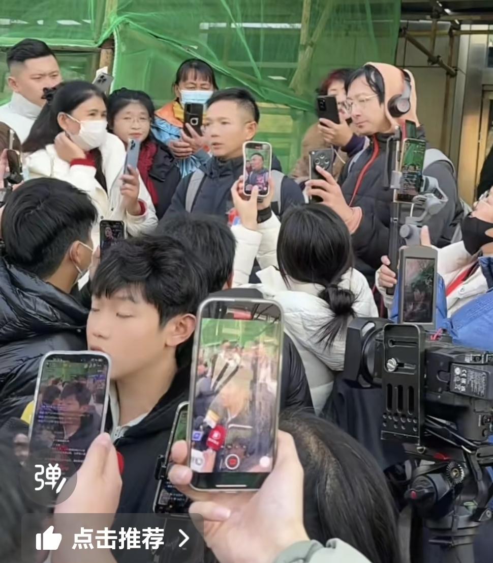 家人们姐姐们上午好啊，姗姗这两天我在网上看到一个事儿，挺有意思。有两个挺有名的人