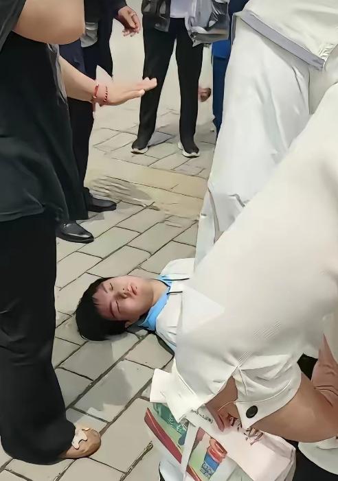 图个啥？6月9日下午，一名高考生考完最后一科，一时冲动尝试后空翻庆祝，坚硬路