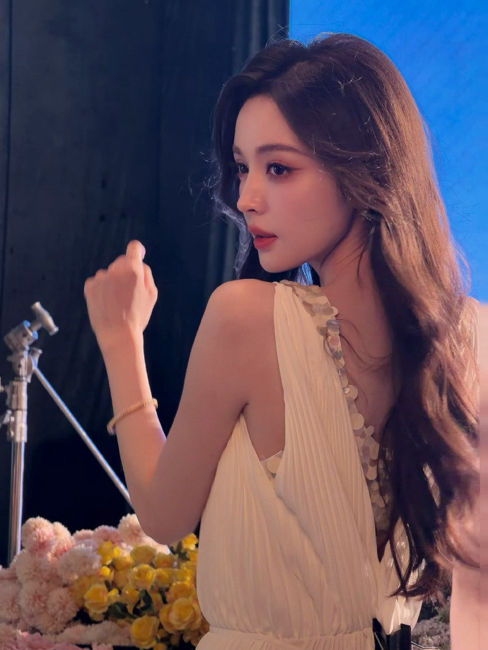 娜扎老电影女主角既视感娜扎这组造型真的自带老电影女主角氛围感，眉眼精致又充满复古