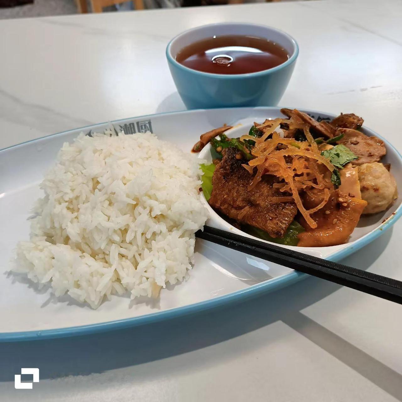 中午了，我才起床吃饭，早餐也没吃，因为不想起床，一天吃两餐，午餐和晚餐，不上班连