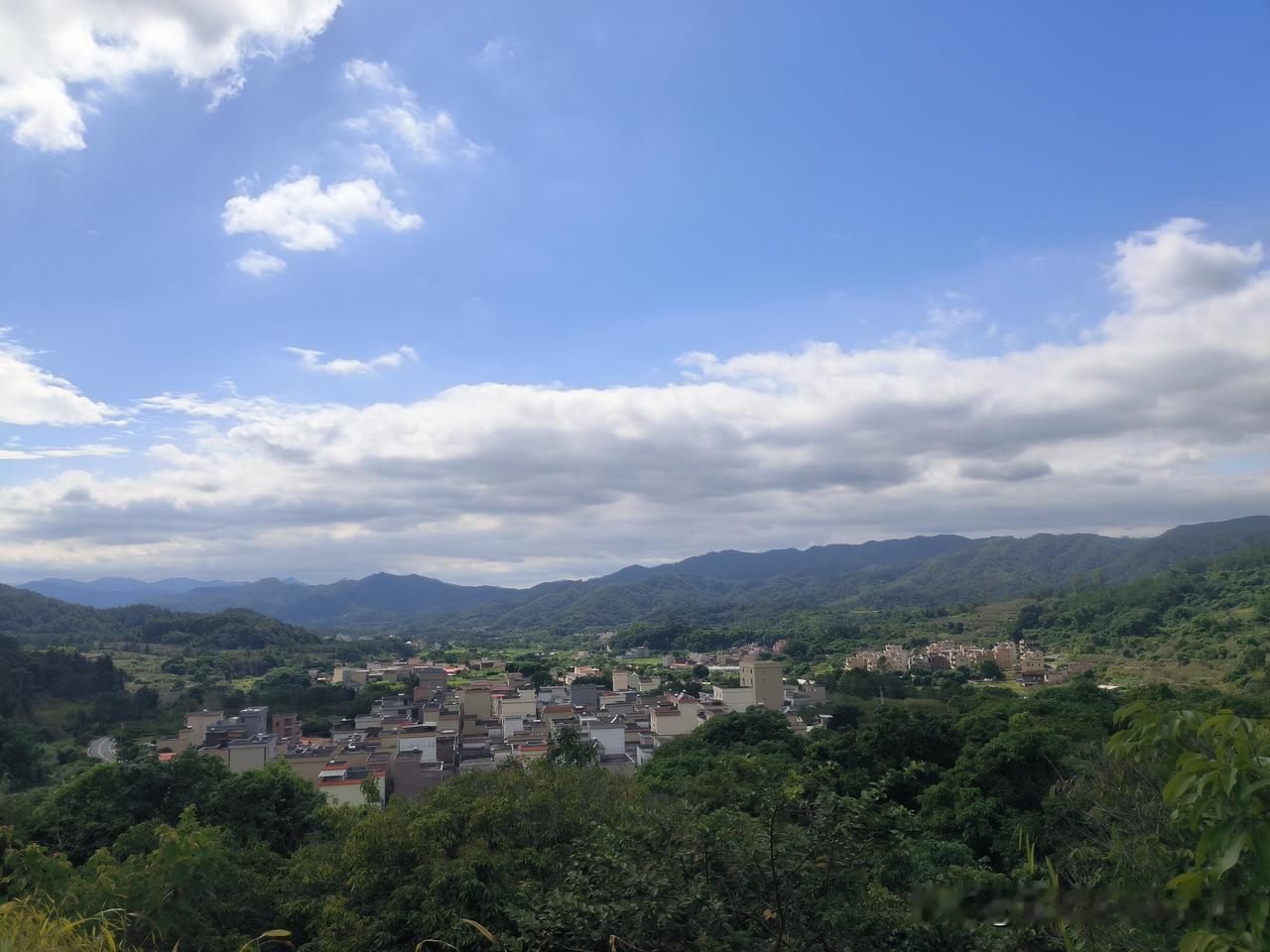 如果让我一个人过国庆，我会这样过：不出去外面旅游，就在家呆着。最主要的是