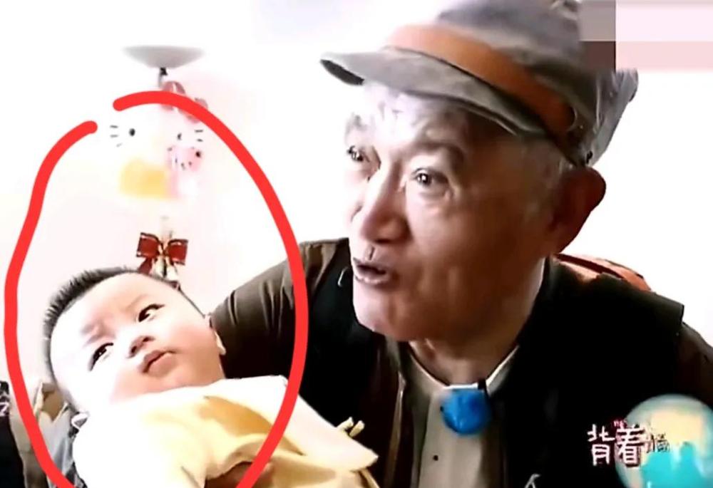 原来牛犇在80岁高龄的时候，才迎来了自己的小孙子。不过这个孙子并非二儿子王侃的，