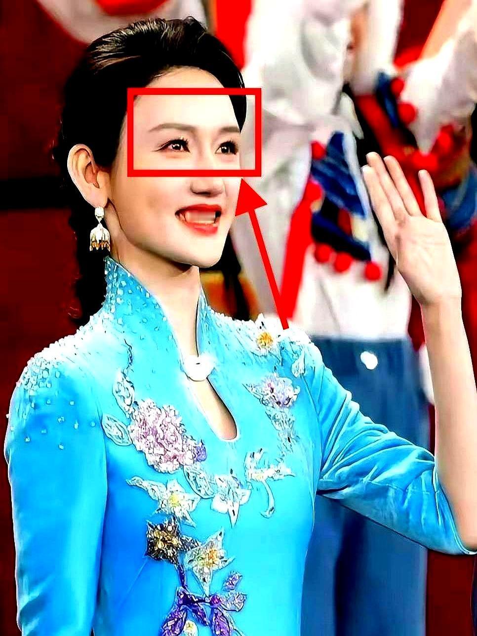 骂她看提词器，结果央视春晚根本就没提词器。无数张截图被放大，她的眼神只要一