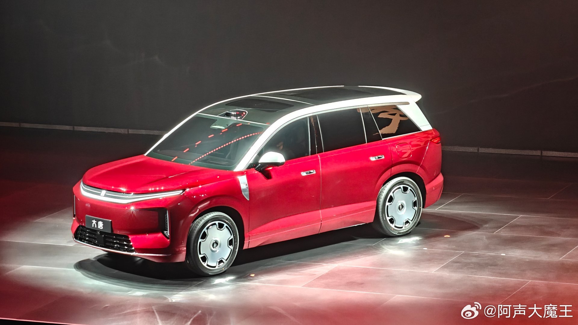 比亚迪的王朝系列公布了两辆车型：大唐和宋UltraEV。这两款车型均搭载第二代